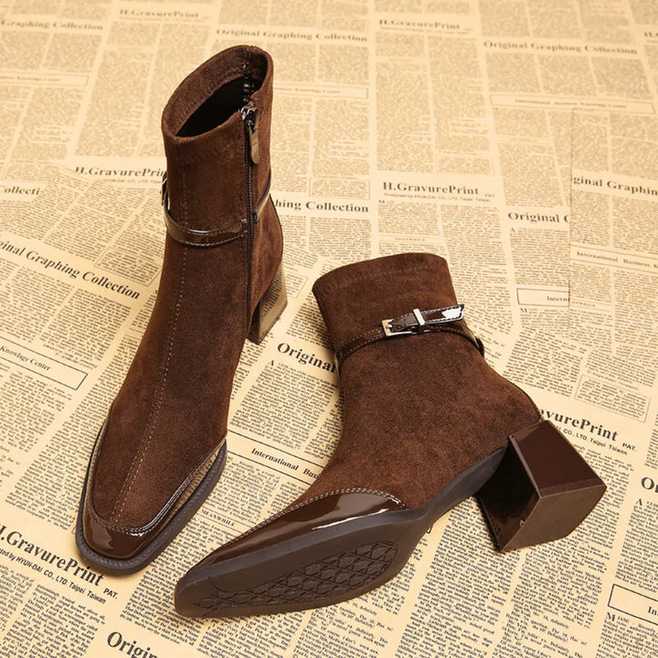 Valeria – Botín de ante con hebilla moderna